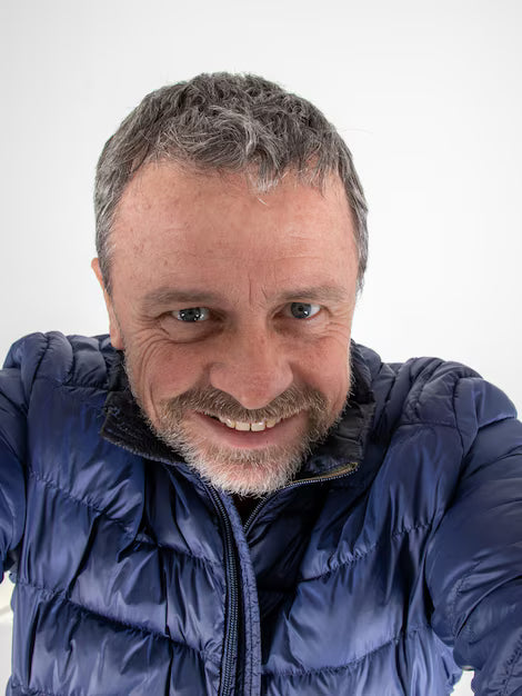 files/beau-cinquante-ans-mature-homme-age-moyen-faire-auto-photo-telephone-portable-selfie-photo-fond-blanc_100800-23662.avif